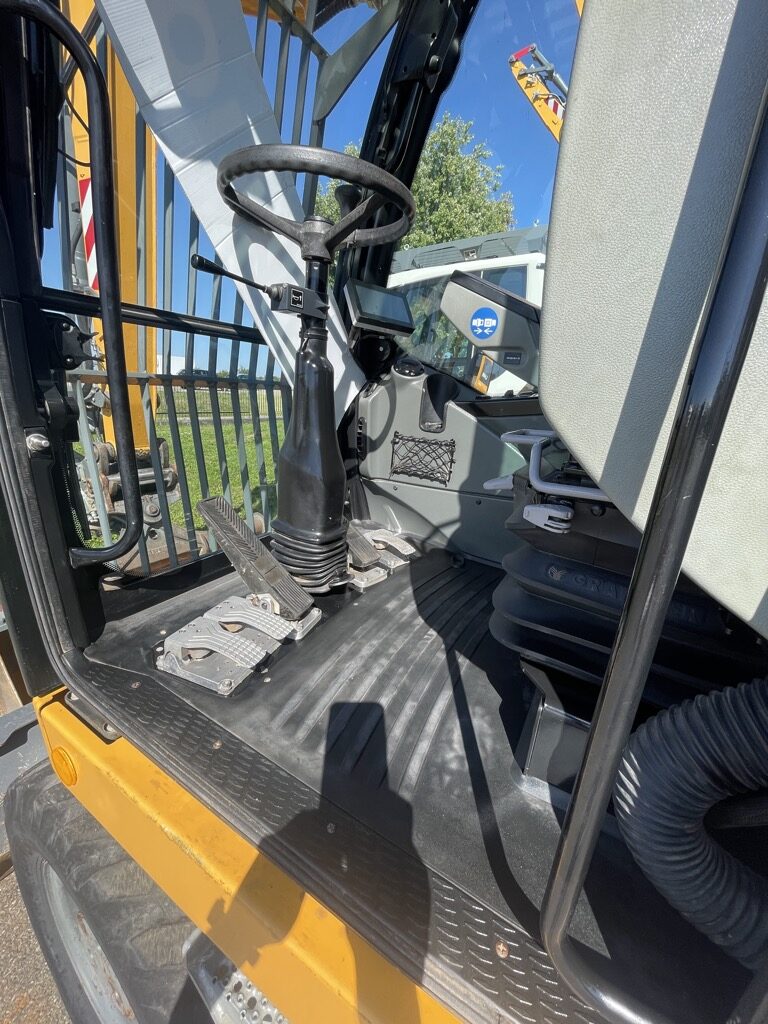 Pelle sur pneus LIEBHERR A918Compact  PP035