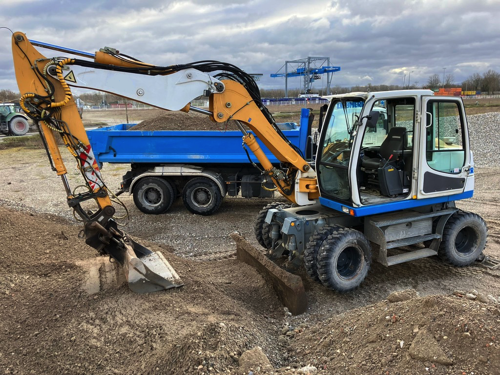 Pelle sur pneus LIEBHERR A311 Litronic  PP039