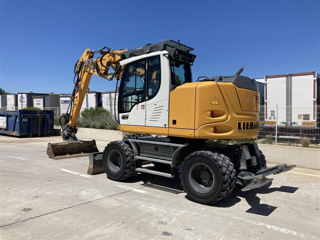 Pelle sur pneus LIEBHERR A913Compact  PP040
