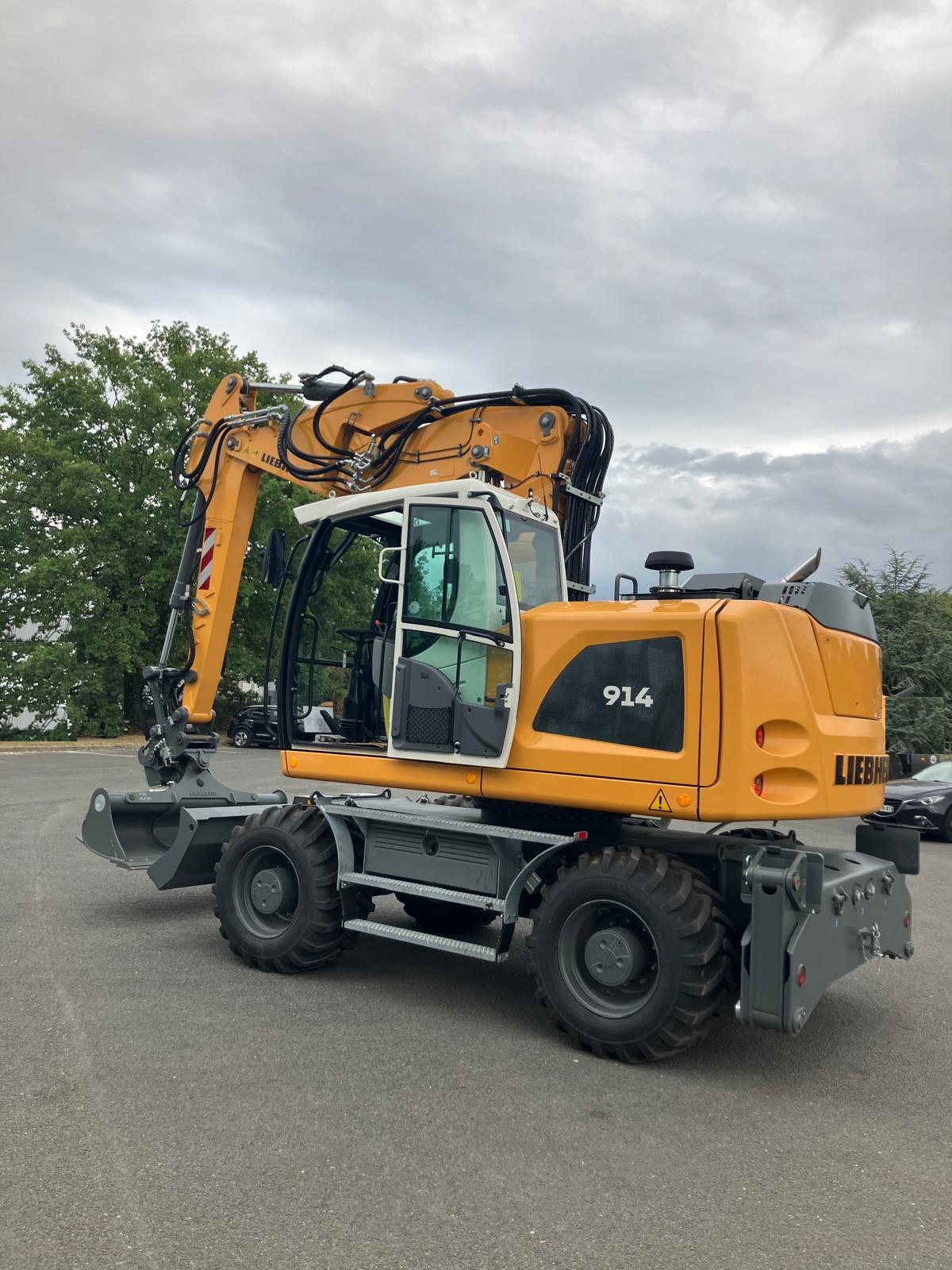 Pelle sur pneus LIEBHERR A914  PP038
