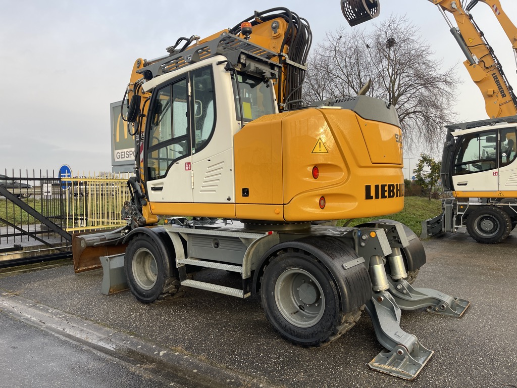 Pelle sur pneus LIEBHERR A913Compact  PP039